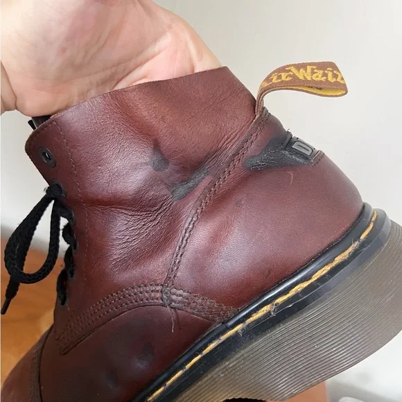 Dr Martens • vintage lace up boots cap toe platform leather chunky lug sole MIE